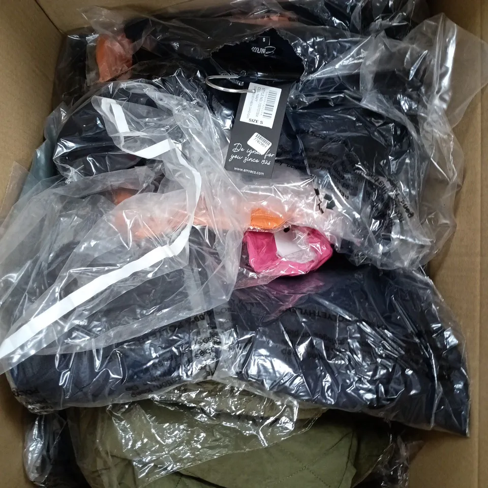 APPROXIMATELY 15 ASSORTED WOMENS CLOTHING ITEMS IN VARIOUS SIZES & STYLES 