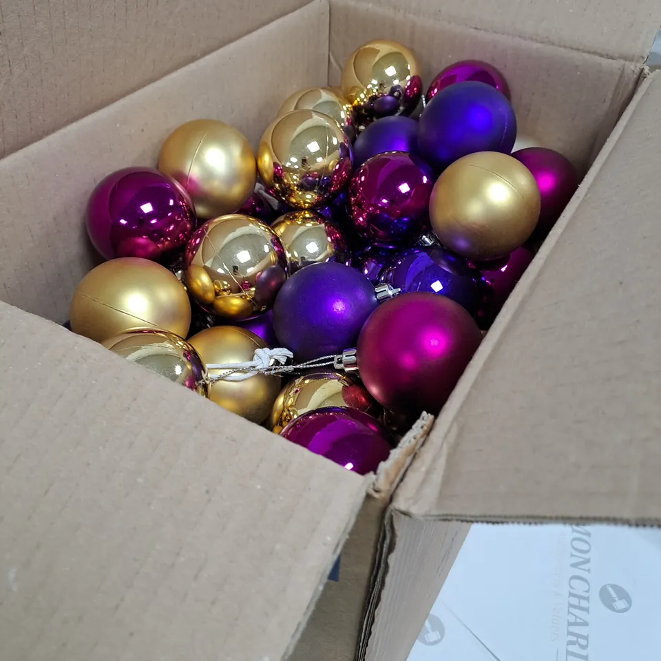 BOX OF APPROXIMATELY 50 CHRISTMAS BAUBLES TO INCLUDE PURPLE, GOLD, PINK ETC