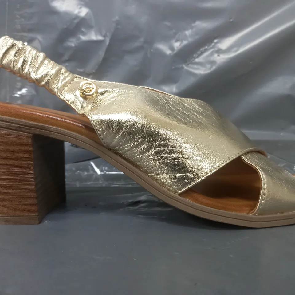 BOXED PAIR OF MODA IN PELLE SANDALS IN TUMBLED GOLD SIZE 7