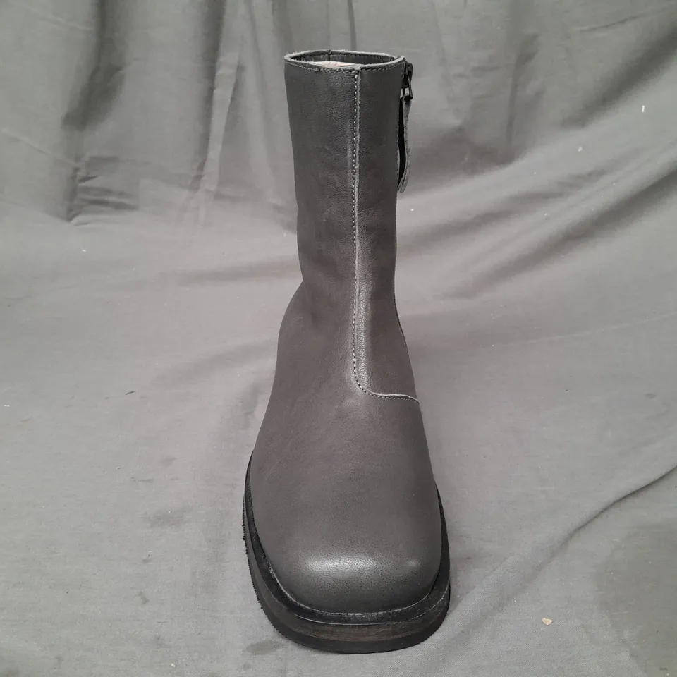 BOXED PAIR OF DESIGNER ANKLE BOOTS IN GREY EU SIZE 38