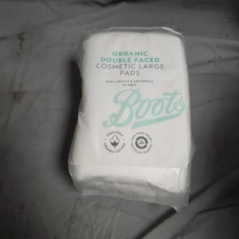 APPROXIMATELY 12 ASSORTED HEALTH AND BEAUTY PRODUCTS INCLUDING LARGE COSMETIC PADS , TANGLE TEEZER HAIRBRUSH AND BABY COTTON WOOL PADS 