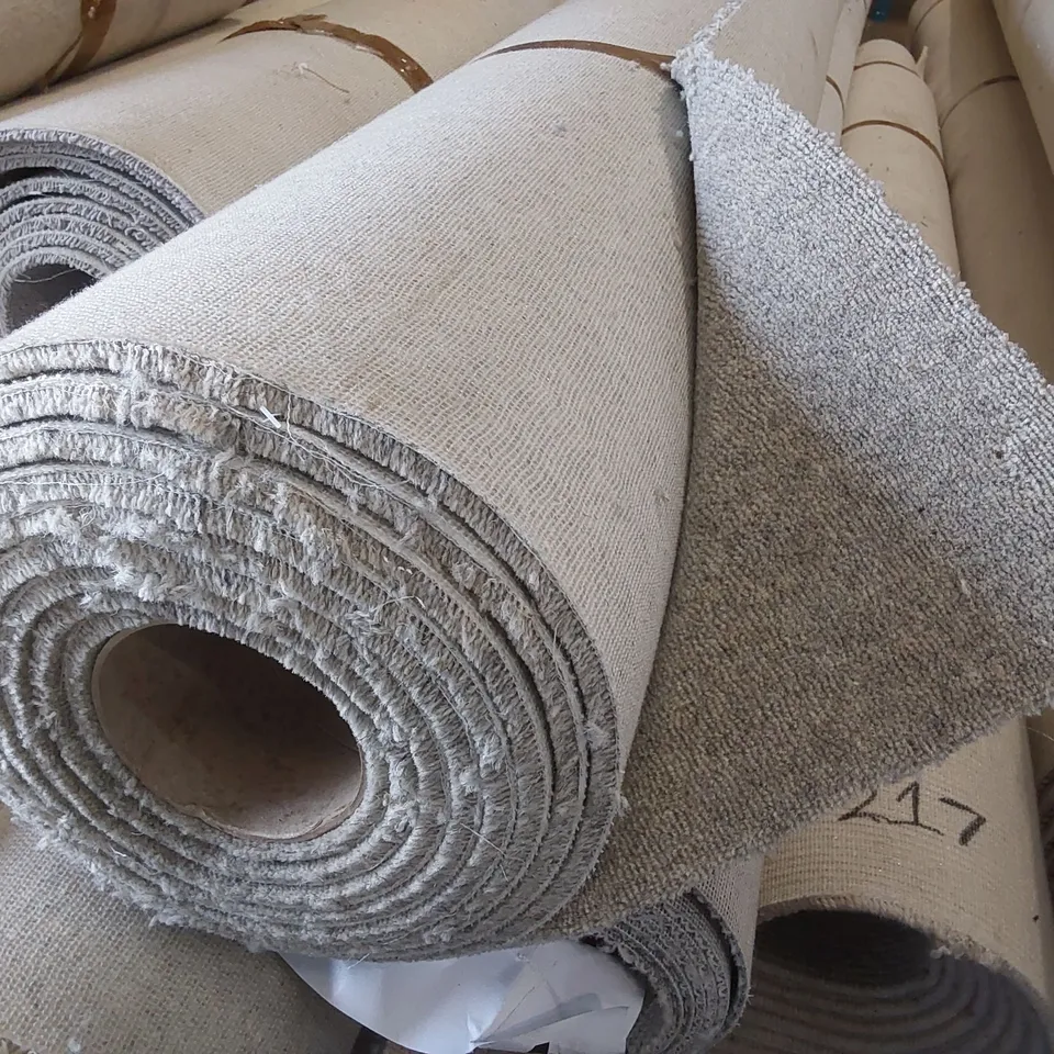 ROLL OF QUALITY RARE BREEDS RYELAND CARPET // SIZE: APPROX 4 X 6m