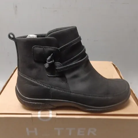 BOXED PAIR OF HOTTER RUMBLE SHOES - UK SIZE 6.5