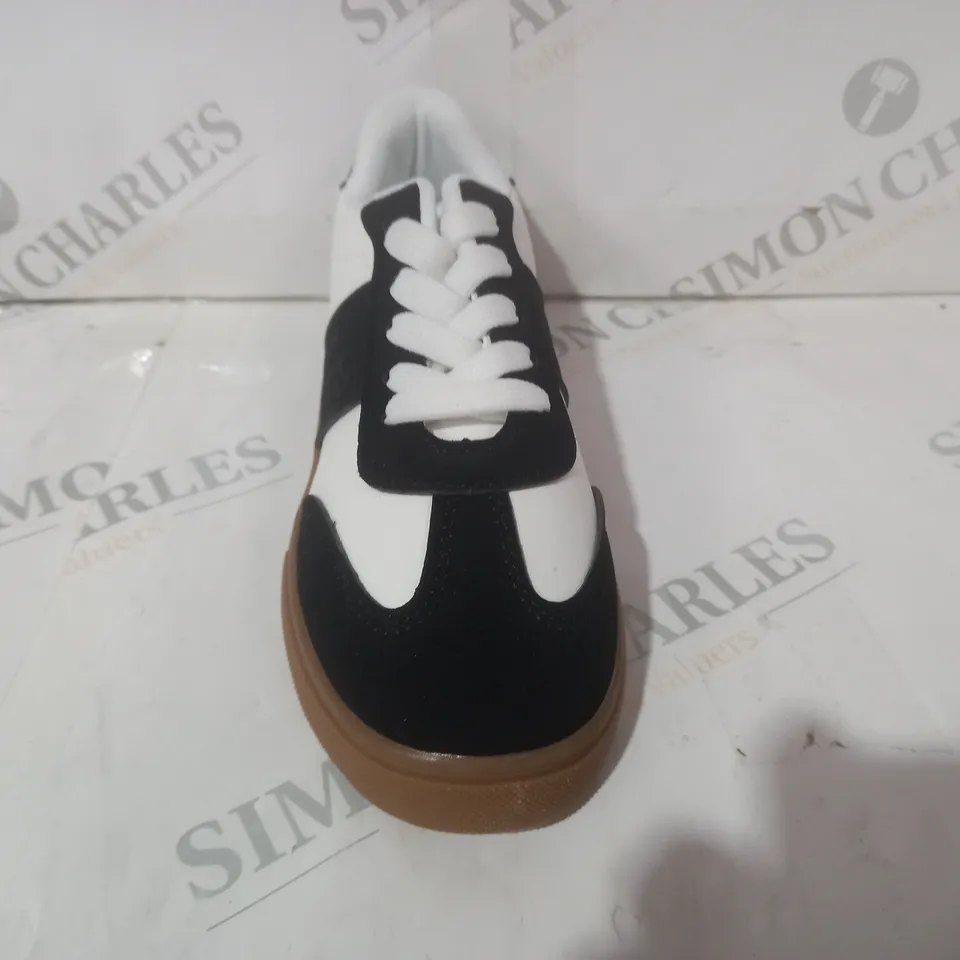 BOXED PAIR OF DESIGNER KIDS SHOES IN BLACK/WHITE EU SIZE 34