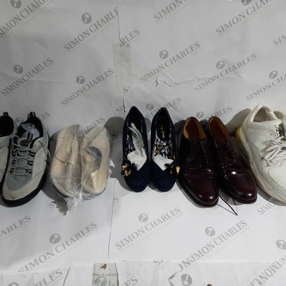 APPROXIMATELY 15 PAIRS OF UNBOXED SHOE TO INCLUDE MISTY BAUER ROLLER BLADES, SIZE 6 SLIPPERS, AND ROSE PINK SANDALS ETC.