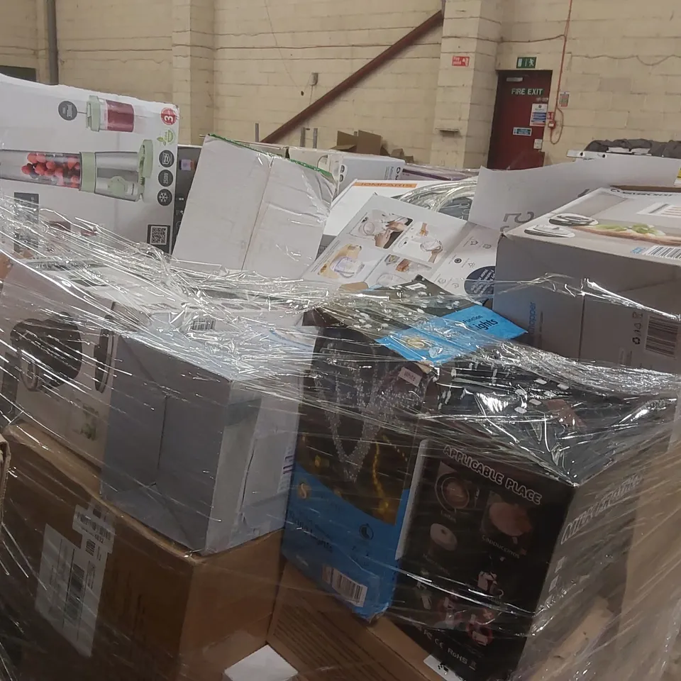 PALLET CONTAINING A VERY LARGE QUANTITY OF ASSORTED ITEMS INCLUDING: SLOW JUICER, RICE COOKER, MINI SEWING MACHINE, SILVERCREST SMOOTHIE MAKERS, MILK BROTHER ECT