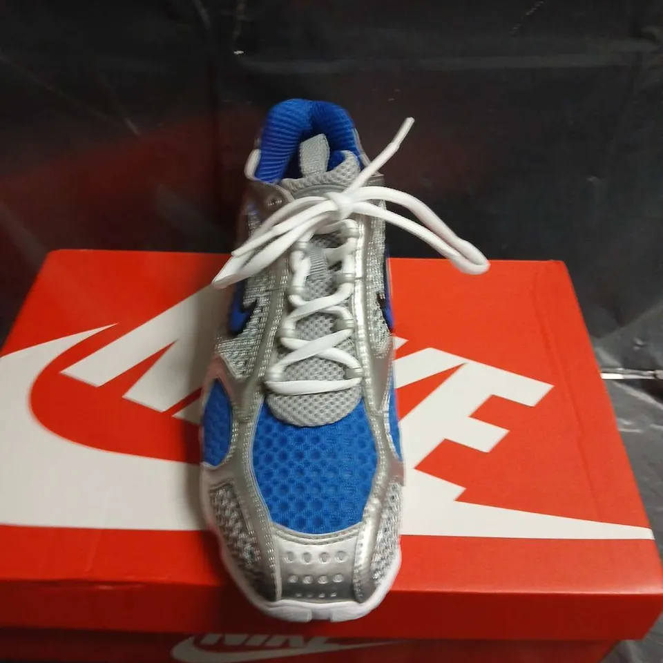 BOXED PAIR OF NIKE AIR ZOOM SPIRIDON CAGE 2 SNEAKERS – UK SIZE 7