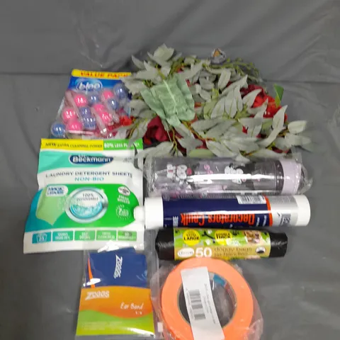 BOX OF ASSORTED HOUSEHOLD ITEMS TO INLUDE DRINKING BOTTLE, FAKE FLOWERS AND TOILET CLEANER