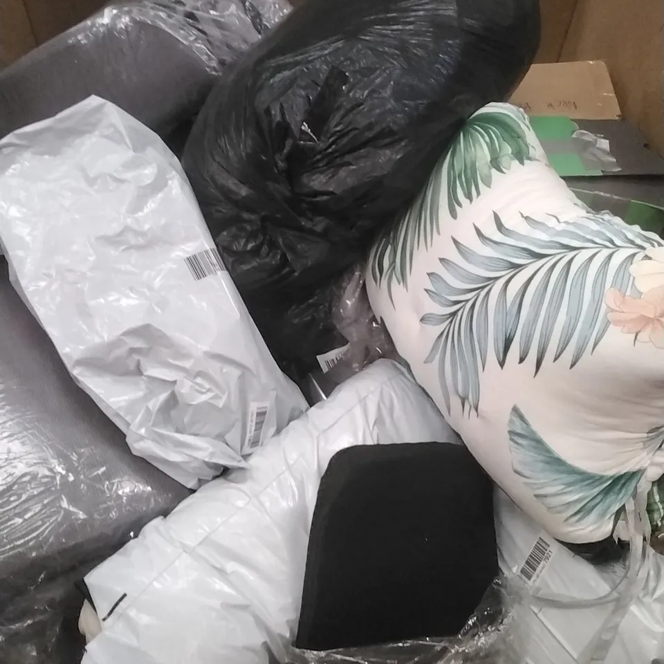 PALLET CONTAINING A LARGE QUANTITY OF; PILLOWS