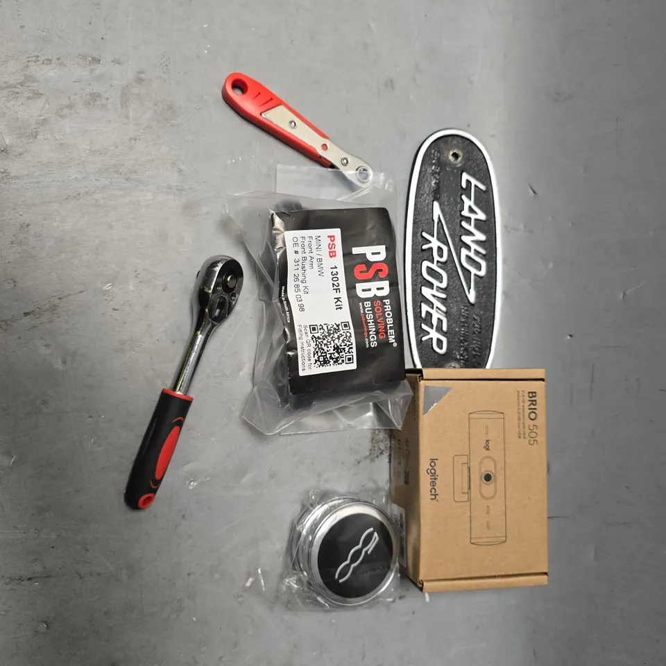 APPROXIMATELY 10 ASSORTED CAR ACCESSORIES TO INCLUDE CAR BADGES, WEBCAM, TOOLS   - ETC - COLELCTION ONLY