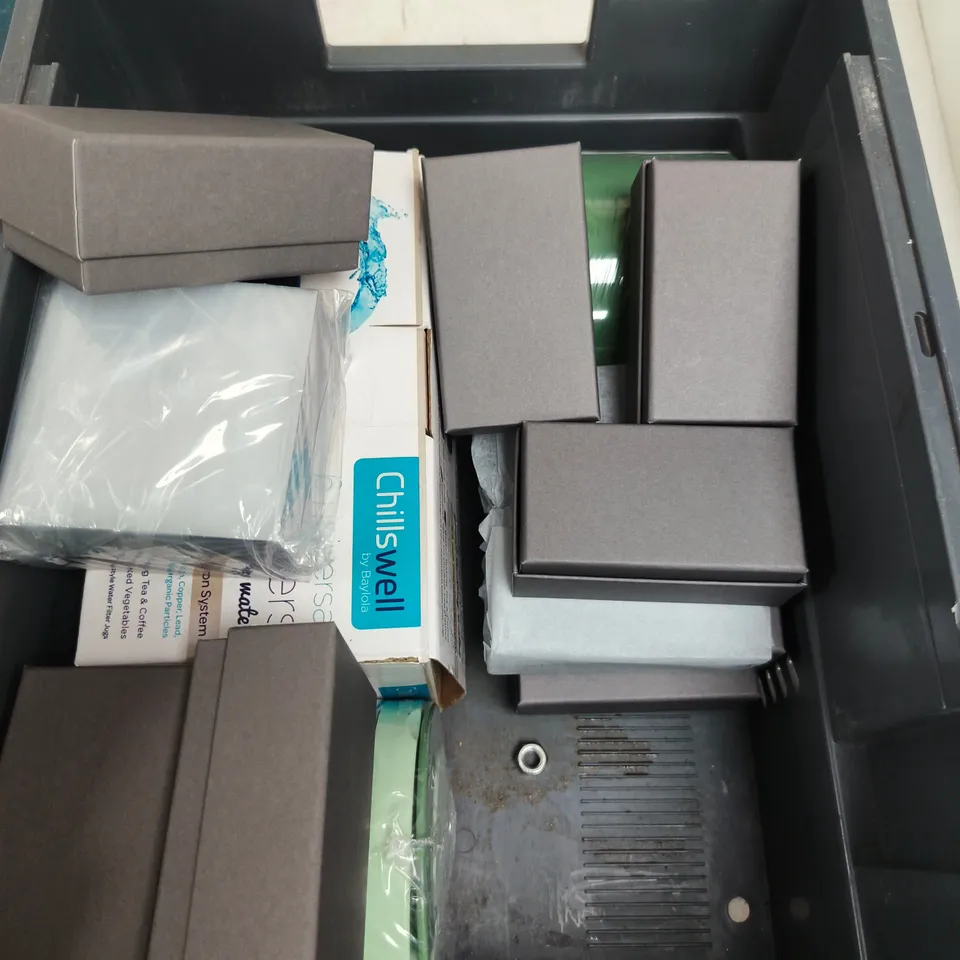 APPROXIMATELY 10 ASSORTED HOUSEHOLD PRODUCTS TO INCLUDE FOOD CONTAINER, SPONGES, JEWELRY BOXES ETC 