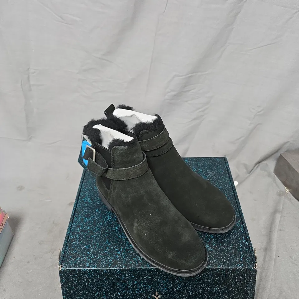 EMU AUSTRALIA WOMEN'S BLACK SUEDE ANKLE BOOTS WITH SHEARLING LINING – BOXED UK 5