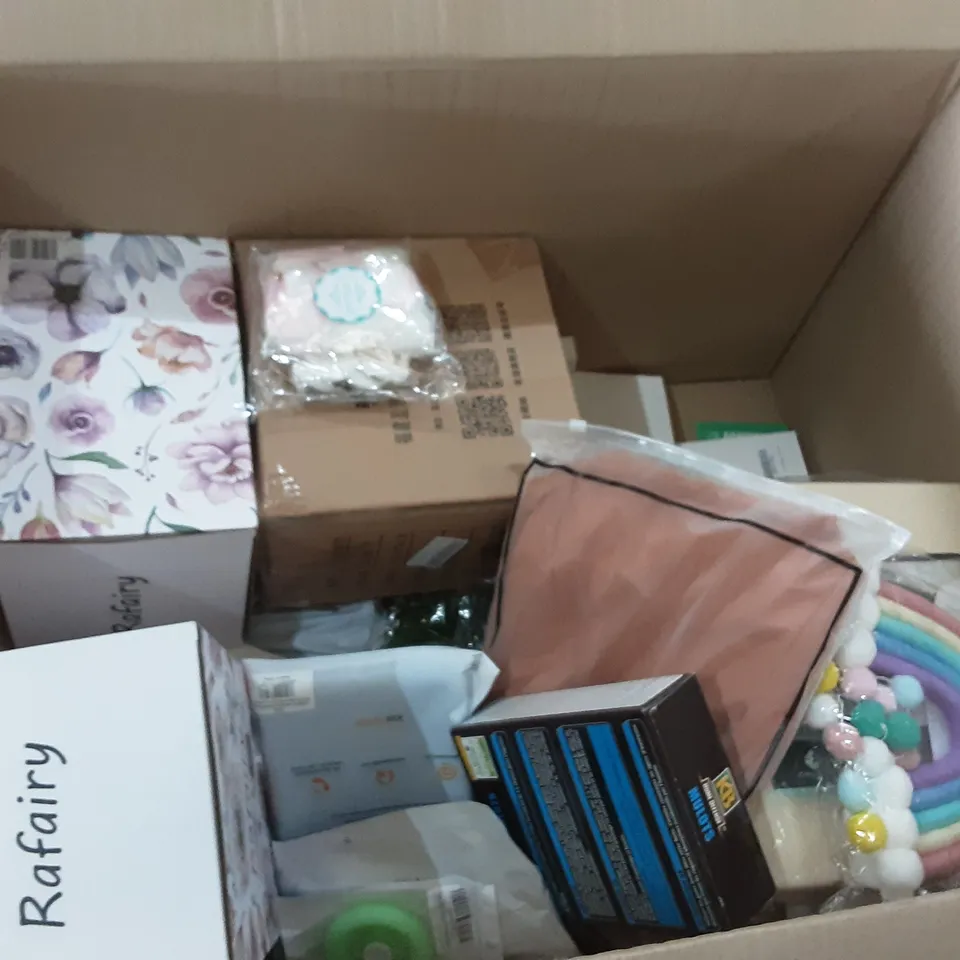 PALLET OF ASSORTED HOMEWARE ITEMS TO INCLUDE BEDSHEETS, CLOTHES, WAX BURNERS ETC