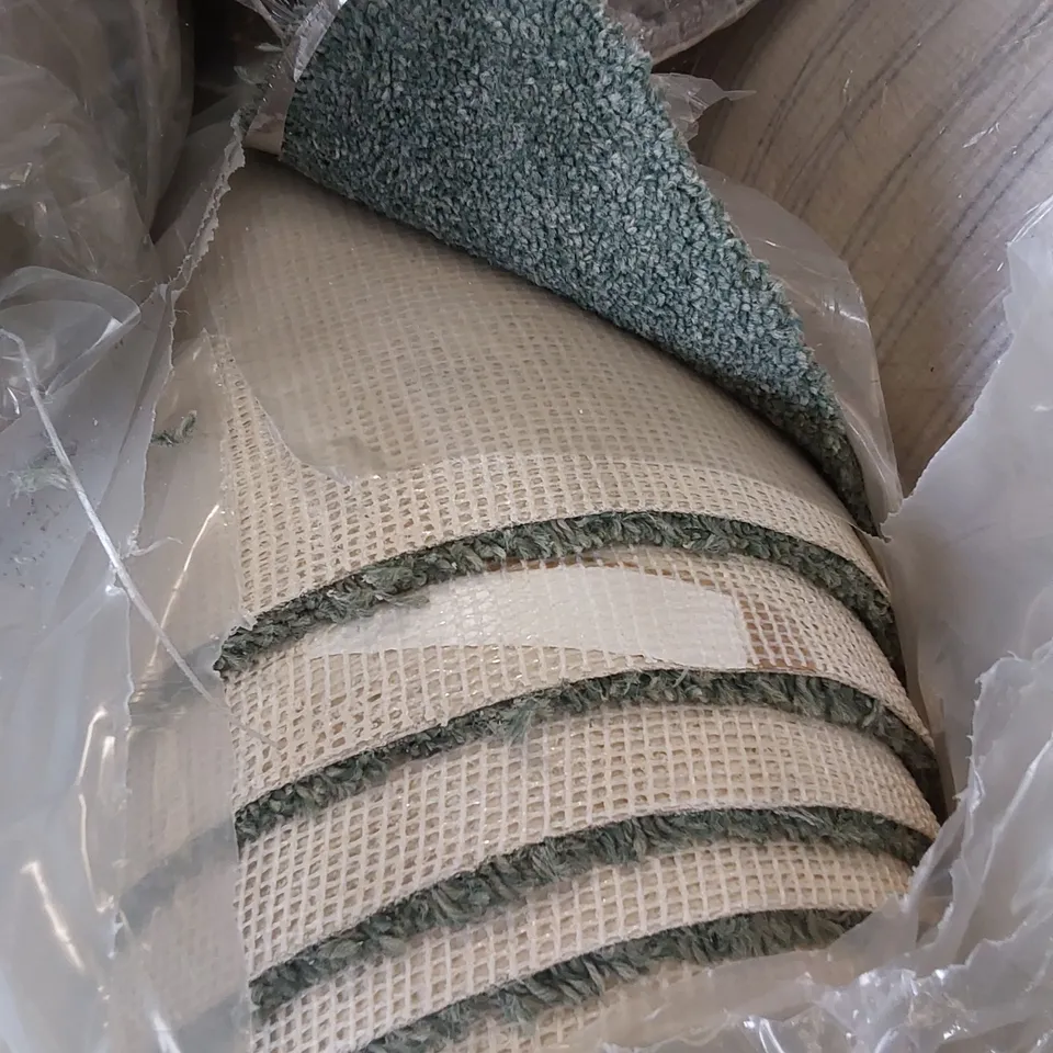 ROLL OF QUALITY B.SHEPERD TWIST MOWN GRASS CARPET // SIZE: APPROX 4 X 4.95m