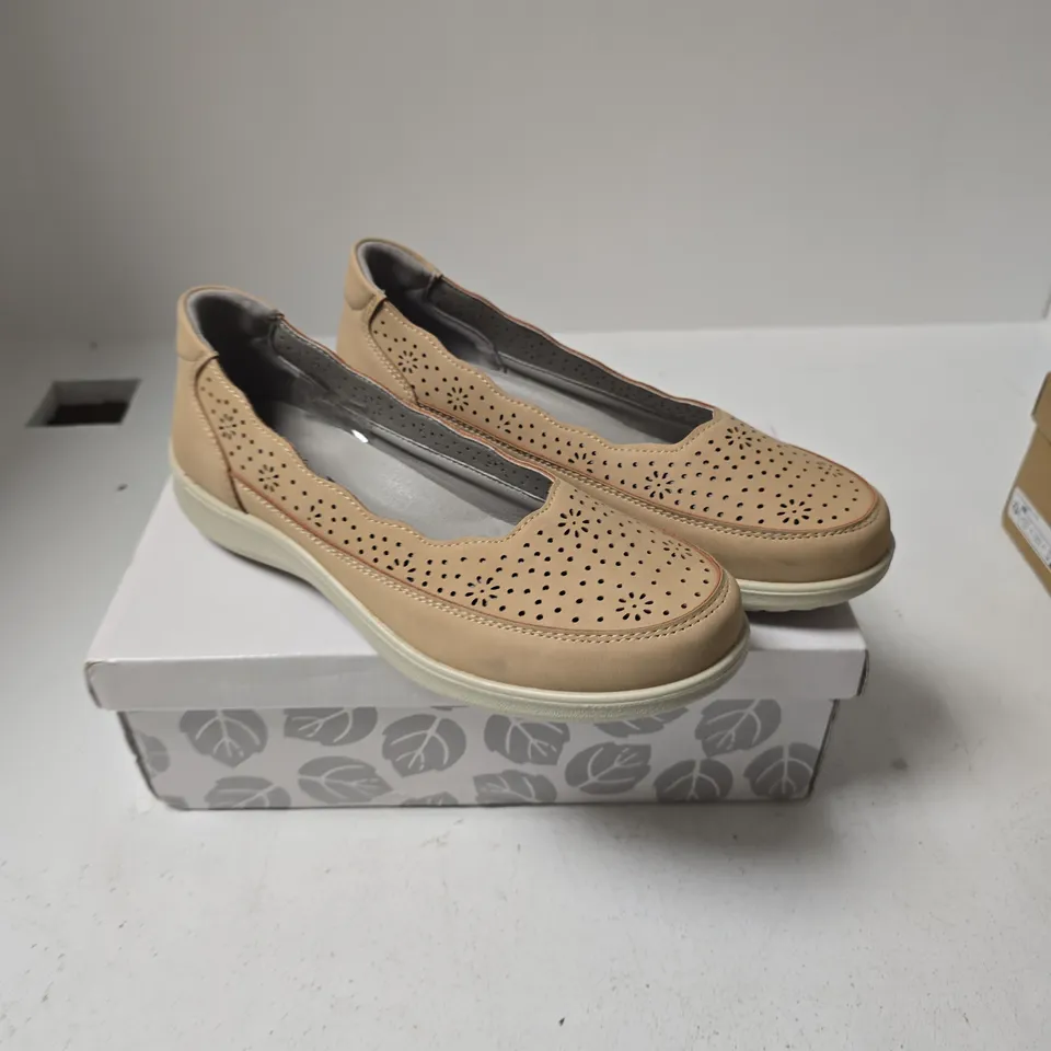 SHOE TREE COMFORT BEIGE SLIP-ON SHOES – VIENNA STYLE, UK 7