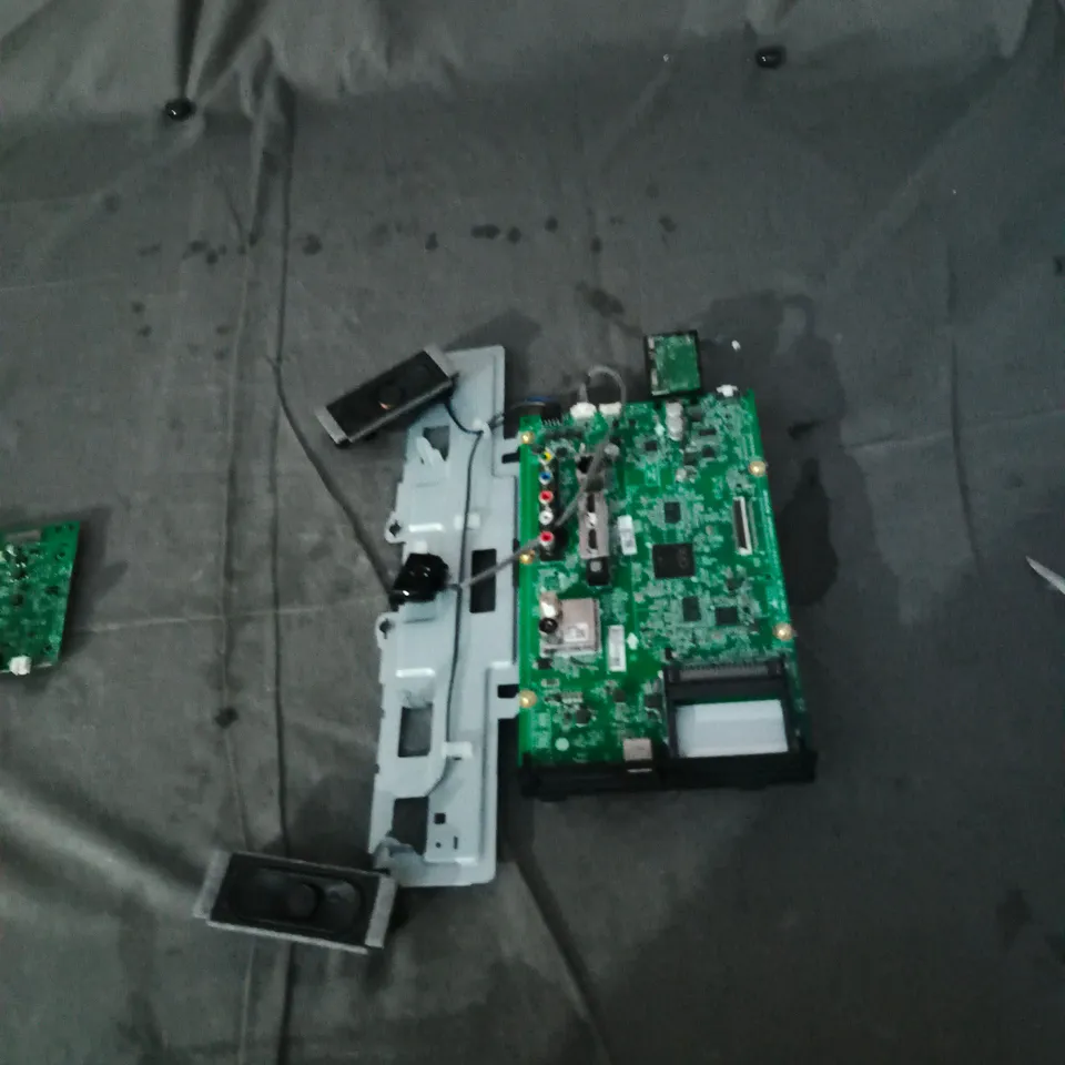 CAGE OF APPROXIMATELY 20 ASSORTED ITEMS TO INCLUDE: ELECTRONICAL COMPONENTS