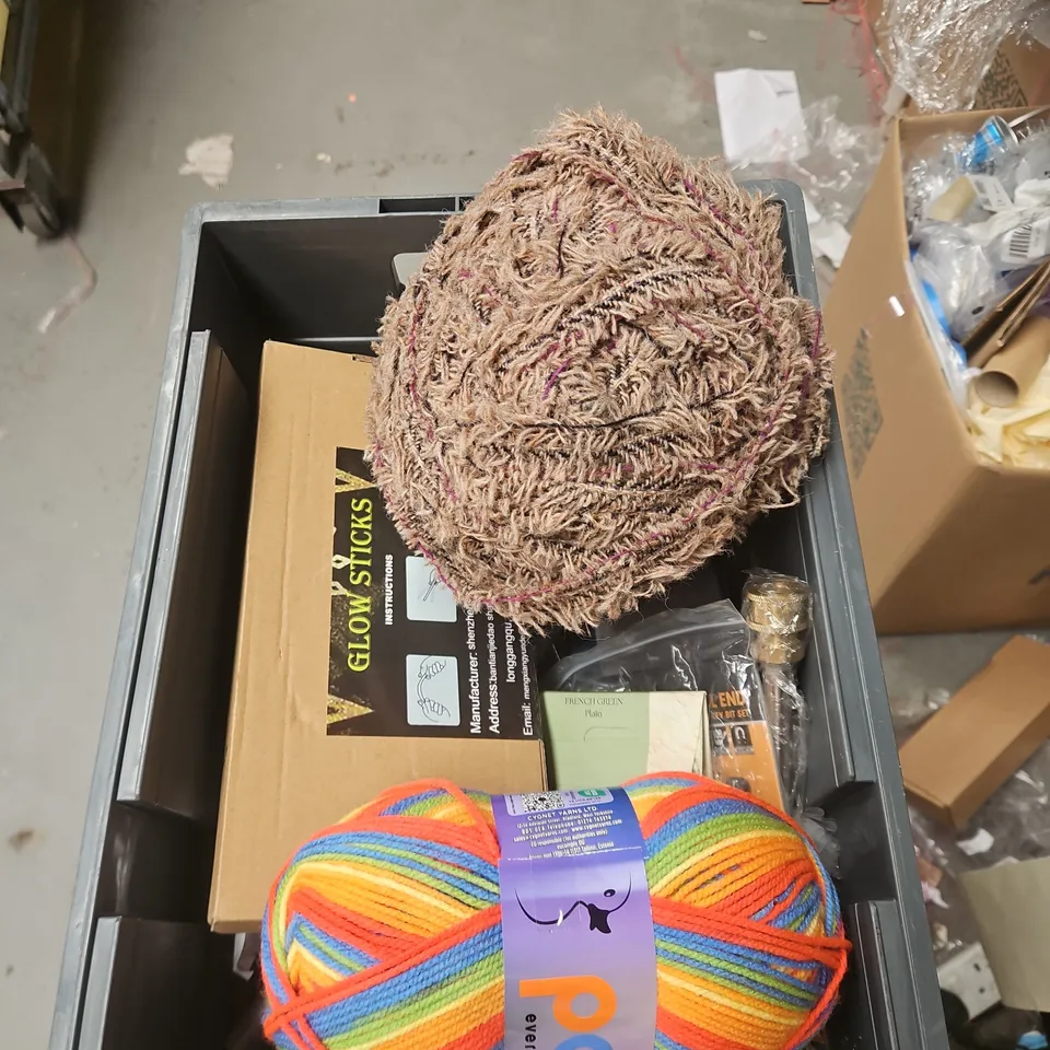APPROXIMATELY 15 ASSORTED ITEM TO YARN, ECO BAG STRETCHY TOTE, ALLEN KEY SET, GLOW STICKS ETC