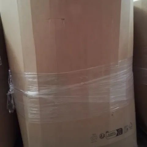 PALLET CONTAINING A LARGE QUANTITY OF PILLOWS