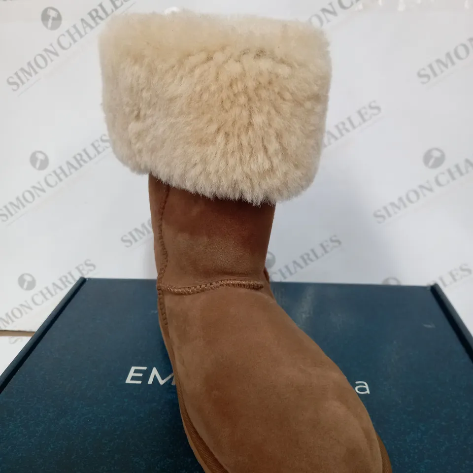 EMU ORIGINALS COLLECTION TAN STINGER HI WATER RESISTANT BOOT - SIZE 7