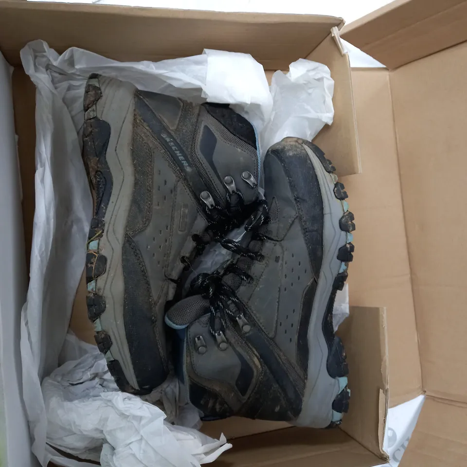 BOXED USED MENS SKETCHERS HIKING BOOTS SIZE  7 