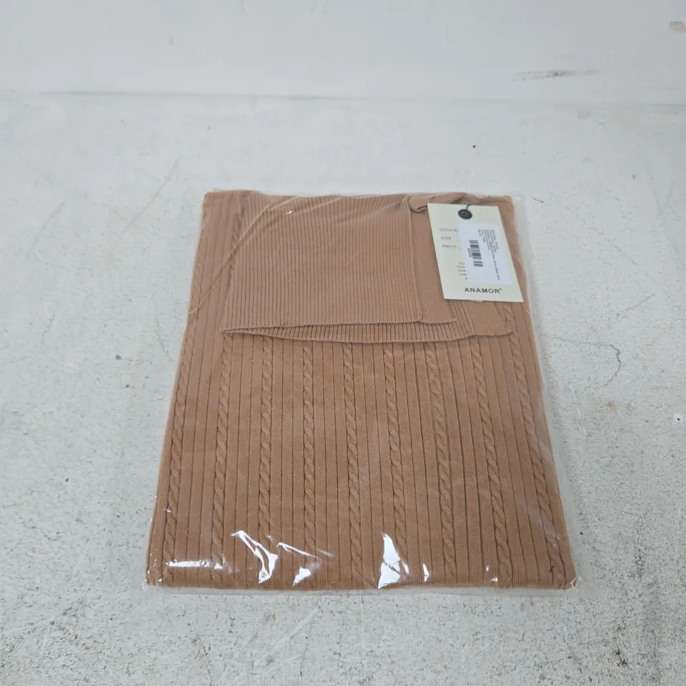 BOX OF APPROXIMATELY 25 ASSORTED CLOTHING ITEMS TO INCLUDE: ANAMOR SPLIT ROLL NECK JUMPER
