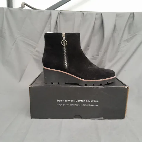 BOXED PAIR OF VIONIC ASTER BOOTS IN BLACK SIZE 9