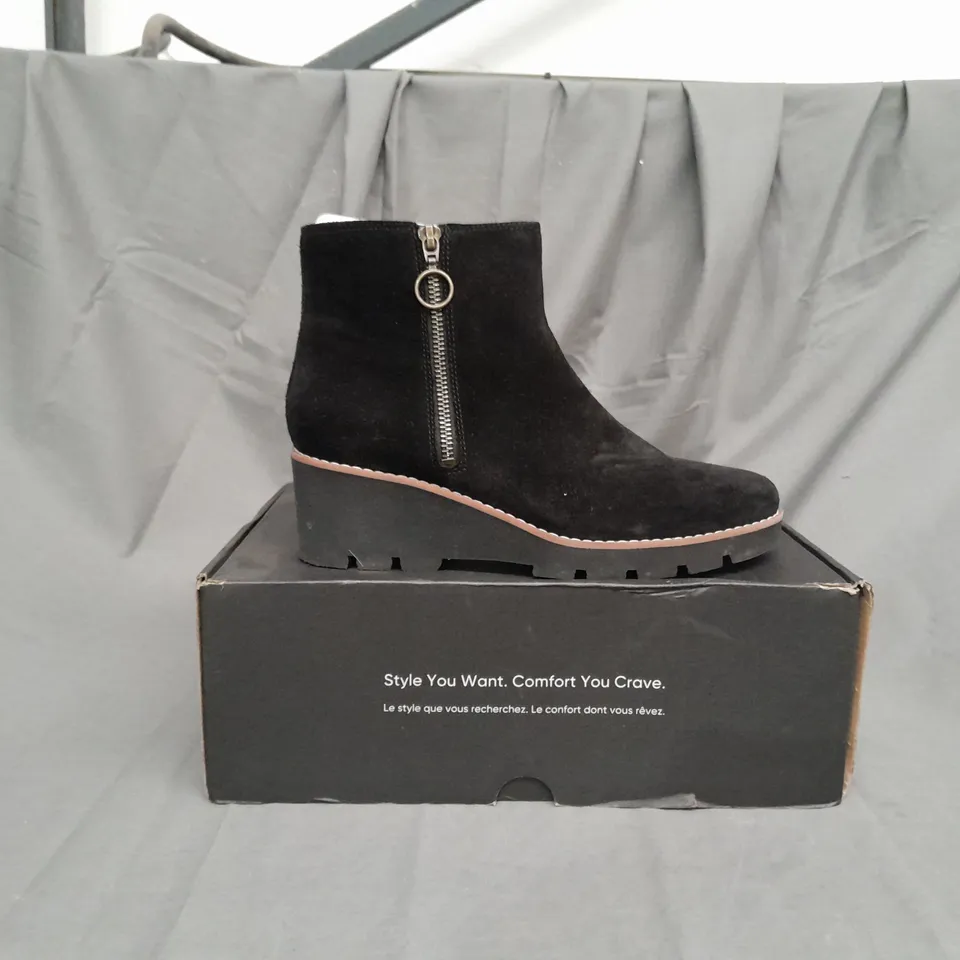 BOXED PAIR OF VIONIC ASTER BOOTS IN BLACK SIZE 9