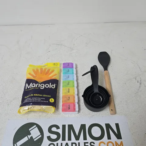 APPROXIMATELY 15 ASSORTED HOUSEHOLD PRODUCTS TO INCLUDE MARIGOLD RUBBER GLOVES, 7 DAY PILL SORTER AND MEASURING CUPS