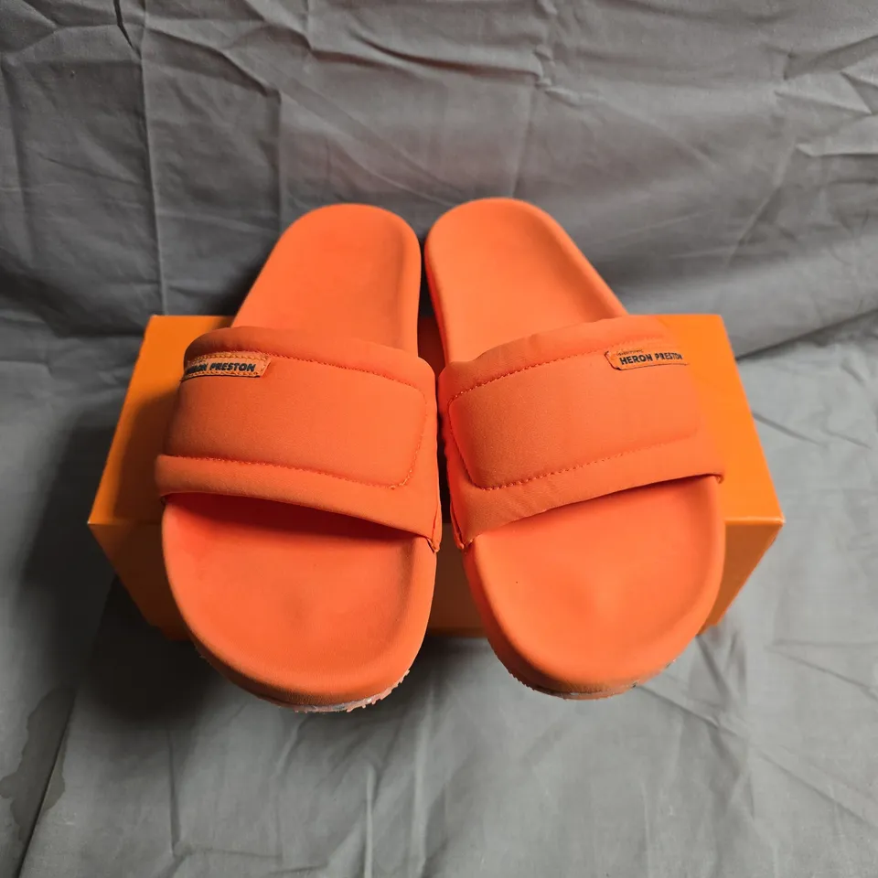 BOXED PAIR OF HERON PRESTON SLIDERS – ORANGE FABRIC SLIDES, UK 6 (EU 39)