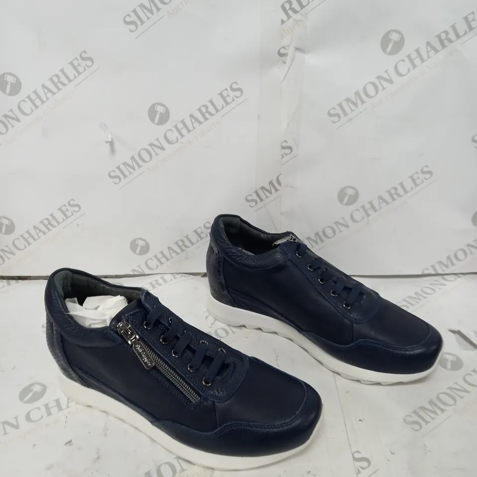 NAVY LEATHER WEDGE TRAINER SIZE 7 - BOXED 