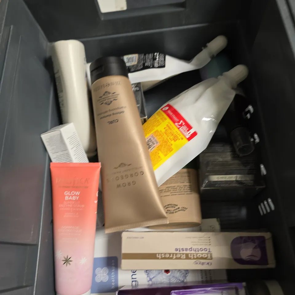 APPROXIMATEY 20 ASSORTED HEALTH AND BEAUTY PRODUCTS TO INCLUDE - DOVE SHAMPOO - ECO BATH EPSOM BATH SALTS AND L'OREAL WRINKLE EXPERT CREAM
