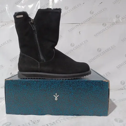 BOXED PAIR OF EMU GRAVELLY BOOTS IN BLACK UK SIZE 6