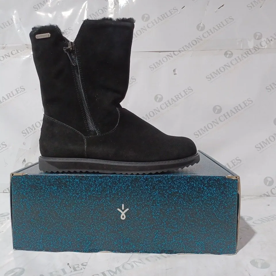 BOXED PAIR OF EMU GRAVELLY BOOTS IN BLACK UK SIZE 6