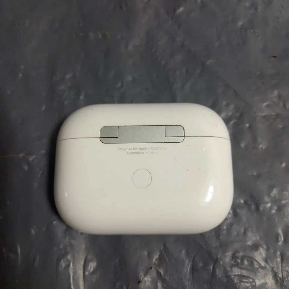 PAIR OF APPLE AIRPODS PRO IN WHITE