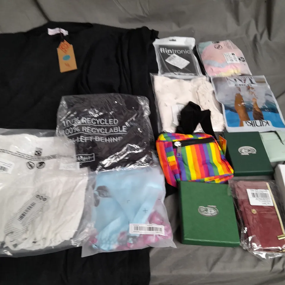 LARGE QUANTITY OF ASSORTED CLOTHING AND ACCESSORY ITEMS TO INCLUDE SHIRTS, BELTS, WALLETS AND BAGS