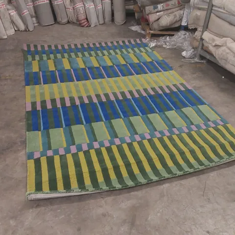 QUALITY DESIGNER PATTERNED RUG - APPROXIMATELY 290 x 200cm