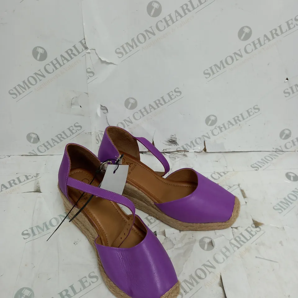 UNBOXED PAIR OF MODA IN PELLE GALIANA WEDGE PURPLE SIZE 5 