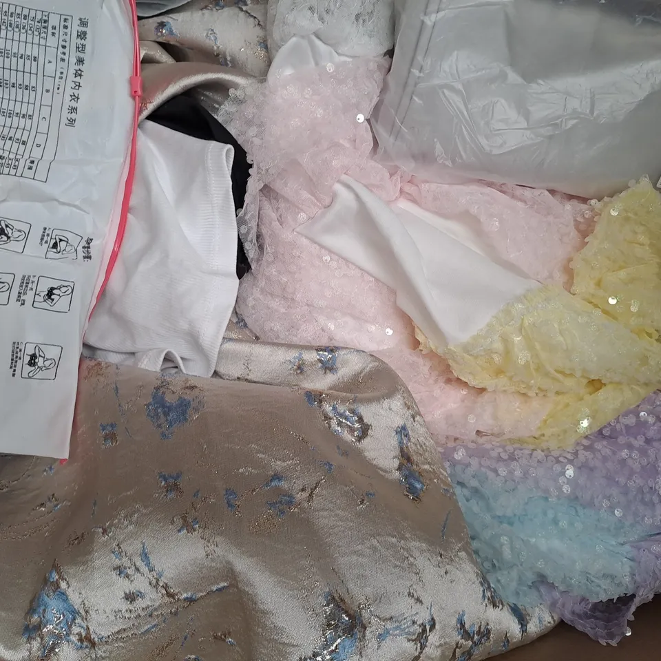 BOX OF APPROXIMATELY 20 ASSORTED CLOTHING AND FASHION ITEMS IN VARIOUS STYLES AND SIZES TO INCLUDE MARIA & GABRIELE, ASOS DESIGN, ETC