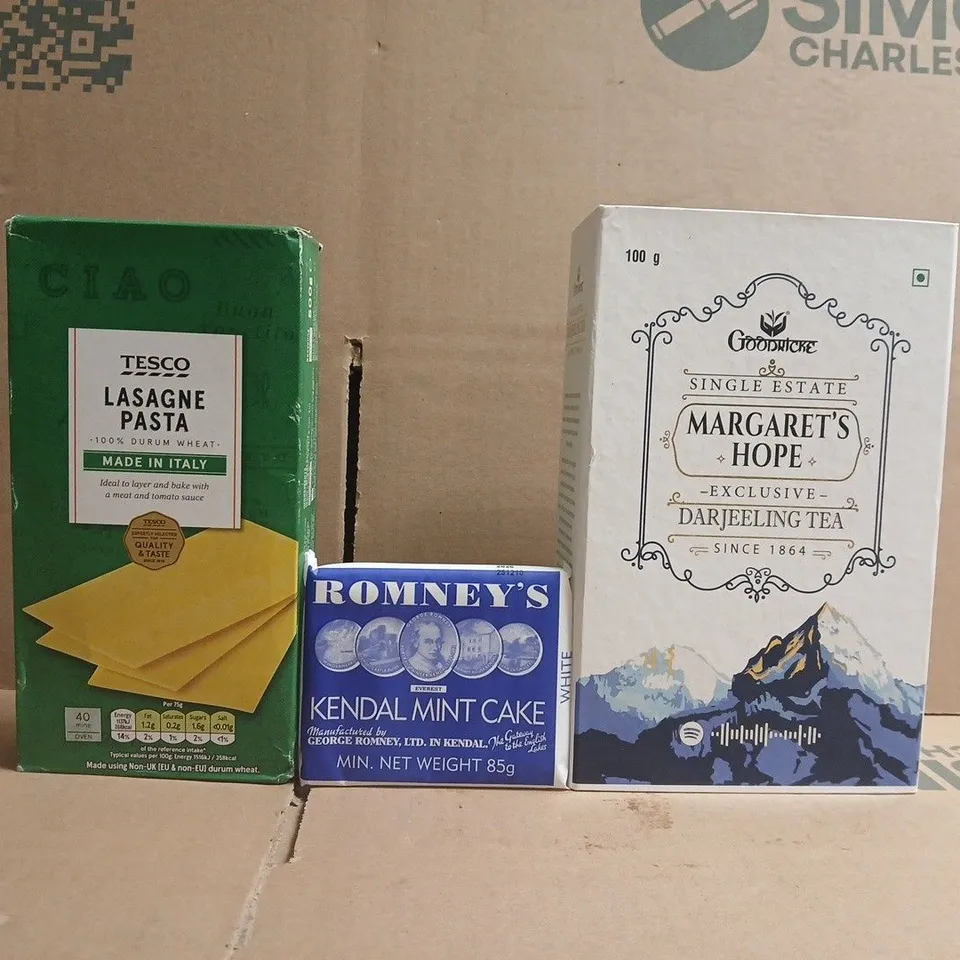 APPROXIMATELY 10 ASSORTED FOOD AND DRINK ITEMS TO INCLUDE KENDAL MINT CAKE, LASAGNE PASTA, ETC