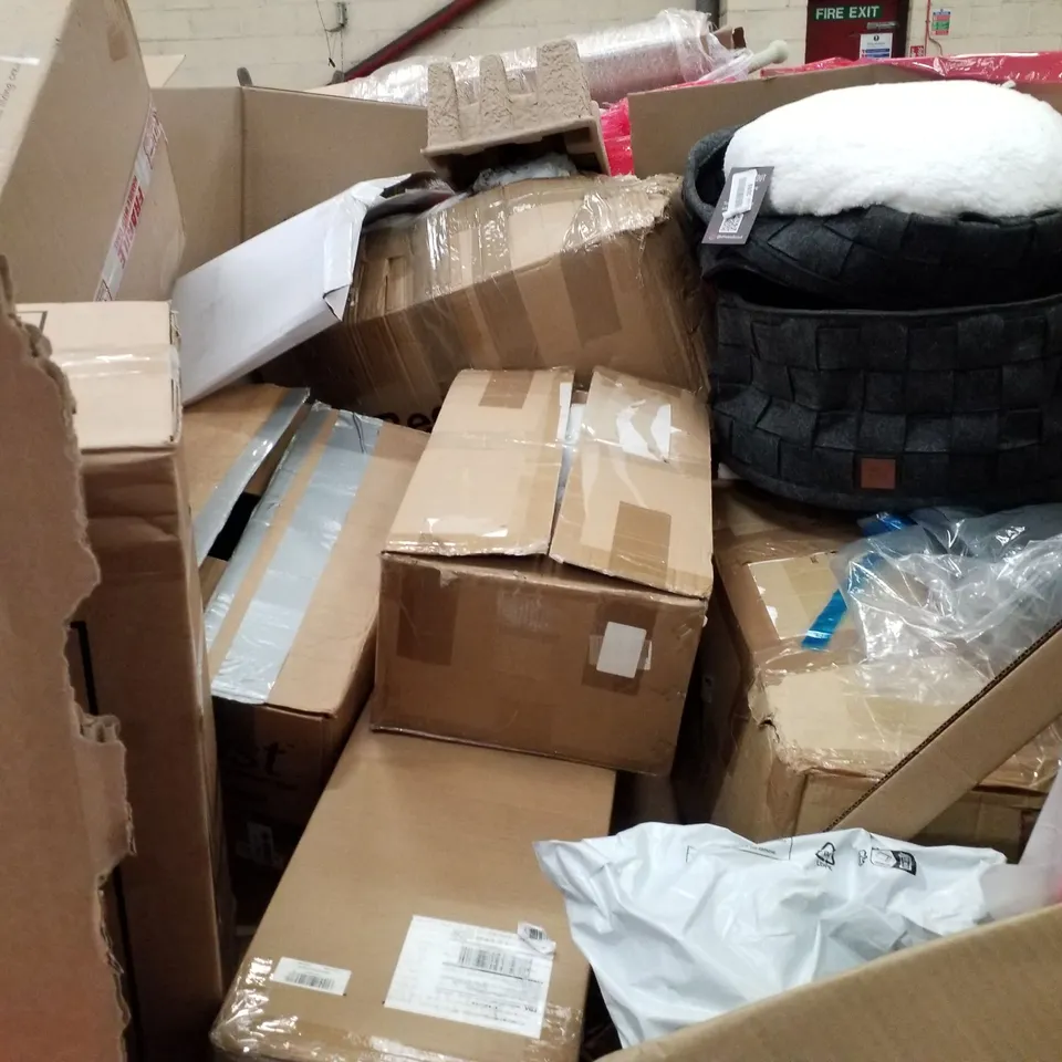 PALLET OF ASSORTED PRODUCTS INCLUDING ROUND WALL MIRROR, WOOD HANGERS, STEP STOOL, SUITCASE, PET CARRIER