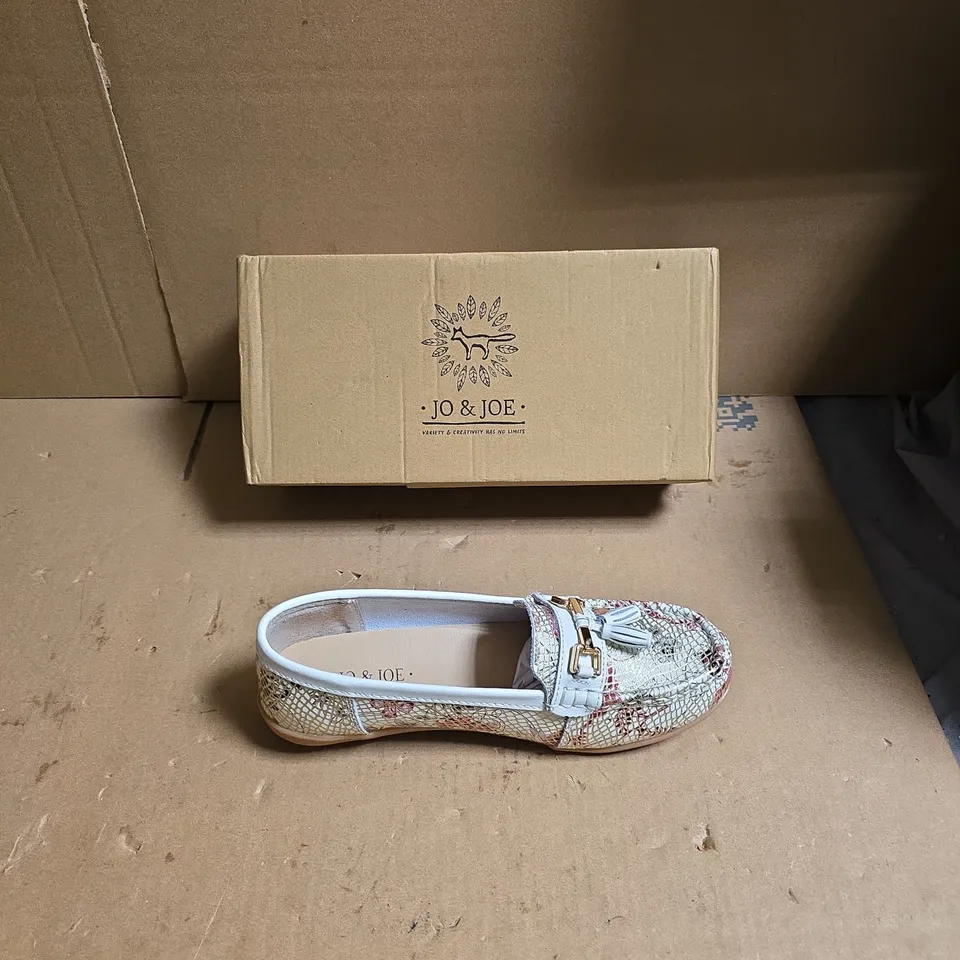 JO & JOE WOMEN’S FLORAL SLIP-ON LOAFERS – UK 6