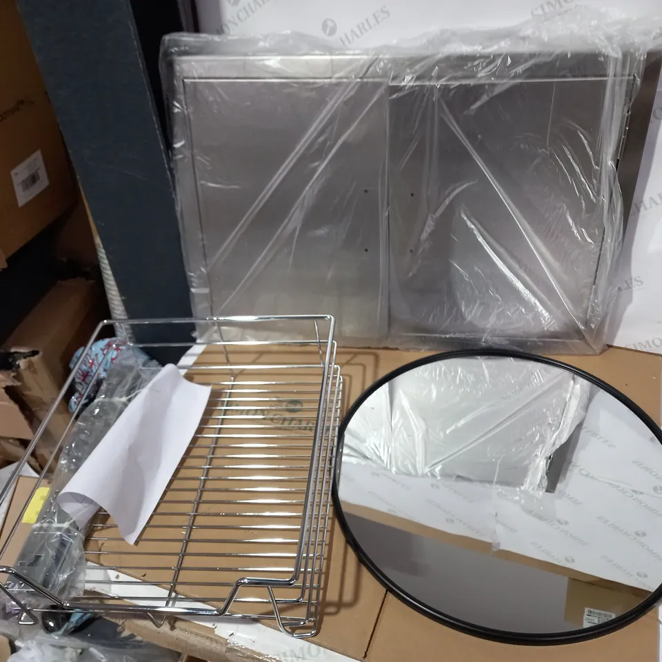 LOT OF 3 ASSORTED HOUSEHOLD ITEMS TO INCLUDE DESIGNER SOFT CLOSE BASKET, DESIGNER ROUND BLACK FRAME MIRROR AND OUTDOOR METAL OVEN DOORS