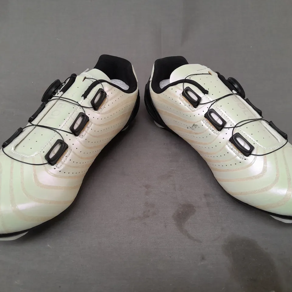 PAIR OF TABOLU CYCLING SHOES IN PASTEL GREEN W. GLITTER EFFECT EU SIZE 38