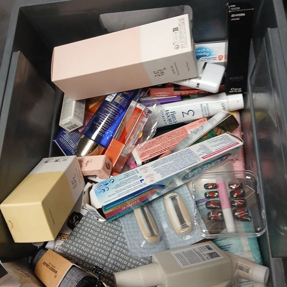 APPROXIMATELY 30 ITEMS INCLUDING ASSORTED HEALTH & BEAUTY PRODUCTS INCLUDING CLAIROL NICE'N EASY HAIR COLOUR AND YARDLEY LILY OF THE VALLEY LOTION.