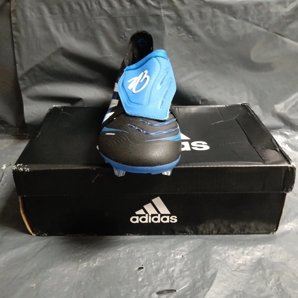 BOXED PAIR OF ADIDAS PREDATOR FOOTBALL BOOTS IN BLACK/BLUE/WHITE SIZE UK 8