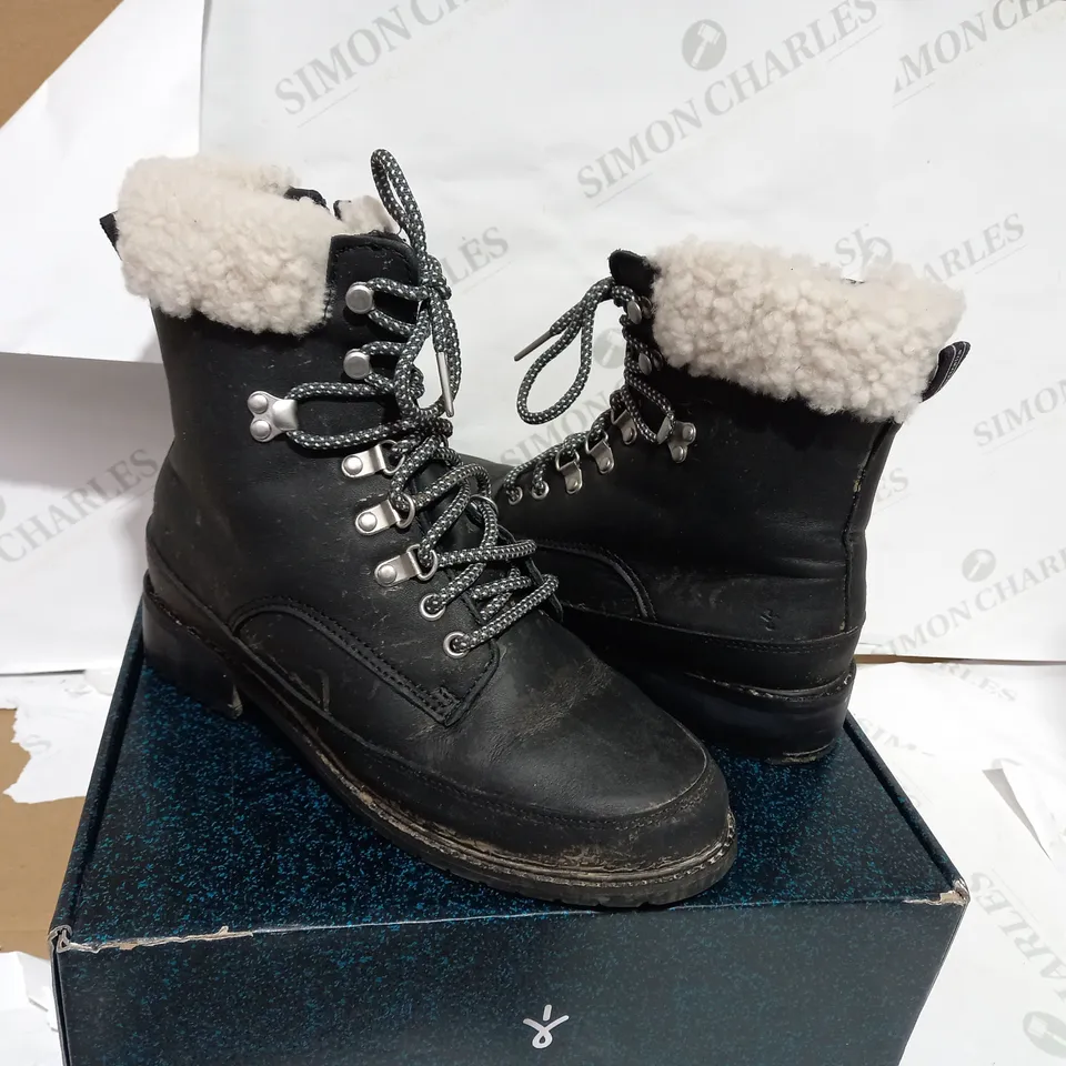 BOXED PAIR OF EMU BLACK BOOTS  - SIZE 7
