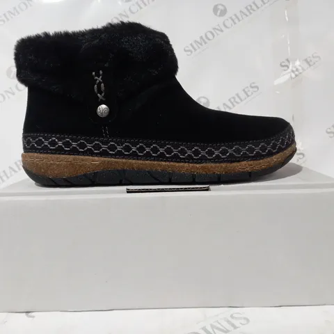 BOXED PAIR OF EARTH ORIGINS EMMALYN BLACK BOOTIES - SIZE 6