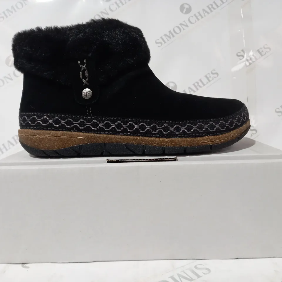 BOXED PAIR OF EARTH ORIGINS EMMALYN BLACK BOOTIES - SIZE 6