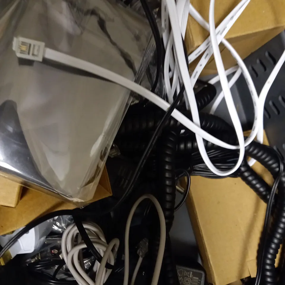 LOT OF APPROX 12 ASSORTED ELECTRICAL ITEMS TO INCLUDE LOGITECH M310 MOUSE, BT REMOTE, RESIDUAL CURRENT-OPERATED CIRCUIT BREAKER, ETC 