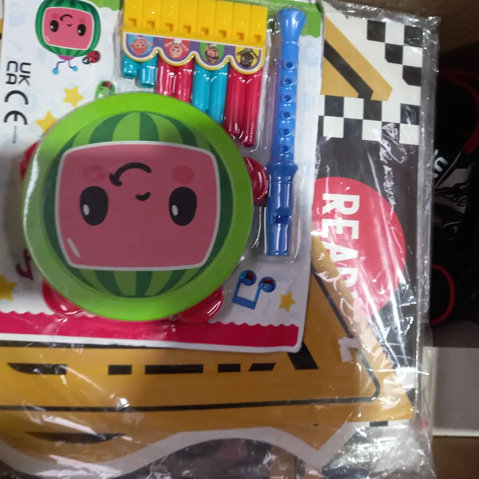 BOX OF APPROXIMATELY 8 ASSORTED TOYS AND GAMES TO INCLULDE GALT MINI OCTONS, SPIDER-MAN FIGURE, REGAL TOYS TEDDY SOFT TOY, ETC